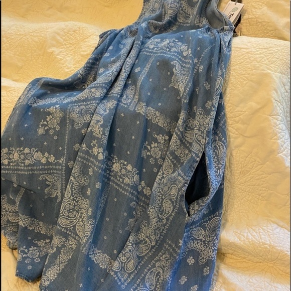 NWT lightweight Tencel dress. Cute keyhole w/ button closure on back. Pockets. - Picture 6 of 9